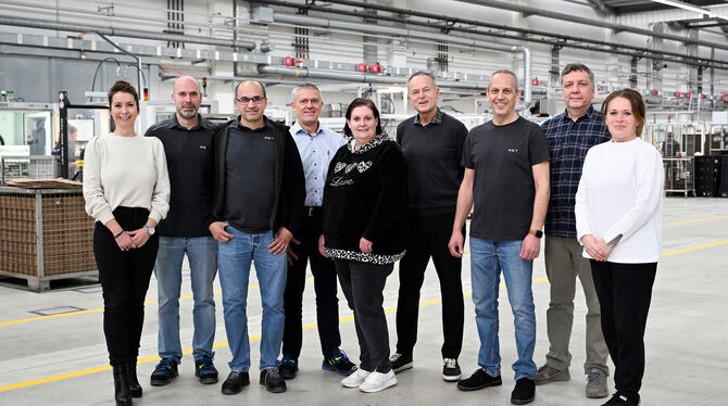 Autozulieferer Neun Mitarbeitende sind nun gleichzeitig Gesellschafter/innen der RET Reutlinger Elastomer Technologie GmbH (von links): Sandra