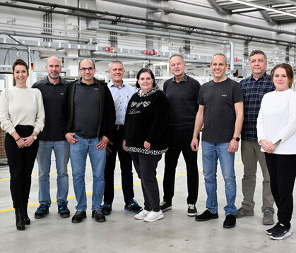 Neun Mitarbeitende sind nun gleichzeitig Gesellschafter/innen der RET Reutlinger Elastomer Technologie GmbH (von links): Sandra