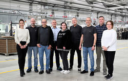 Neun Mitarbeitende sind nun gleichzeitig Gesellschafter/innen der RET Reutlinger Elastomer Technologie GmbH (von links): Sandra