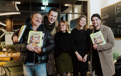 Bei der Vorstellung des Buchs im Tübinger K'ffeehaus mit Dieter Thomas Kuhn (links), Sam Budja, Alexandra Pieper, Nadine Wilmann