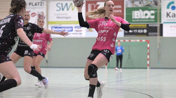 Handball / DHB / HBF / Frauen / Alsco Handball Bundesliga Frauen Metzingens WM-Teilnehmerin Charlotte Cholevova (mit Ball) trägt sich im Test gegen die französischen »Piraths« sieben Mal in die