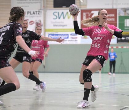 Metzingens WM-Teilnehmerin Charlotte Cholevova (mit Ball) trägt sich im Test gegen die französischen »Piraths« sieben Mal in die