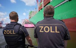 Zollbeamte im Hamburger Hafen
