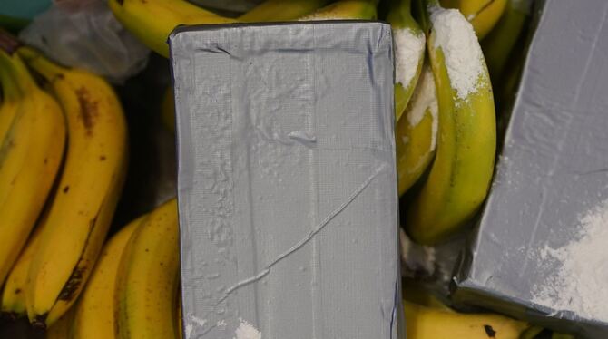 Weißes Pulver, das Kokain darstellen soll, liegt neben Bananen. Weißes Pulver, das Kokain darstellen soll, liegt neben Bananen.