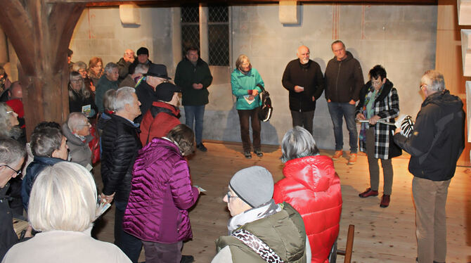 Lebendiger Adventskalender Pfullingen Pustal 2025 Professor Waltraud Pustal berichtete aus der Klosterzeit um 1461.