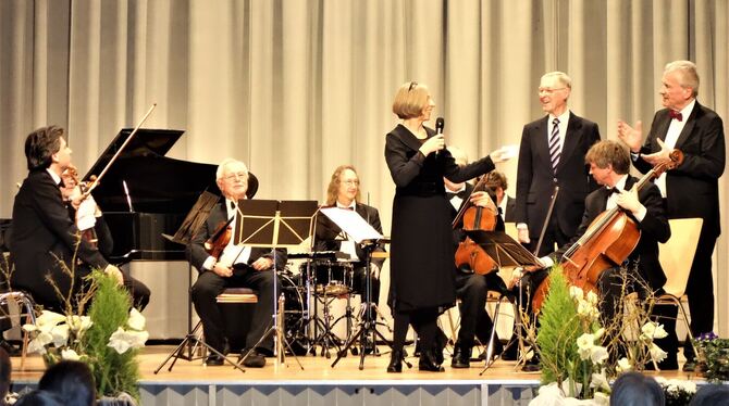 Gemeinderätin Annegret Romer und der frühere Hauptamtsleiter Hans-Otto Christe (stehend Mitte) würdigten während des Neujahrskon