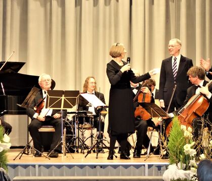 Gemeinderätin Annegret Romer und der frühere Hauptamtsleiter Hans-Otto Christe (stehend Mitte) würdigten während des Neujahrskon