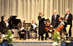 Gemeinderätin Annegret Romer und der frühere Hauptamtsleiter Hans-Otto Christe (stehend Mitte) würdigten während des Neujahrskon