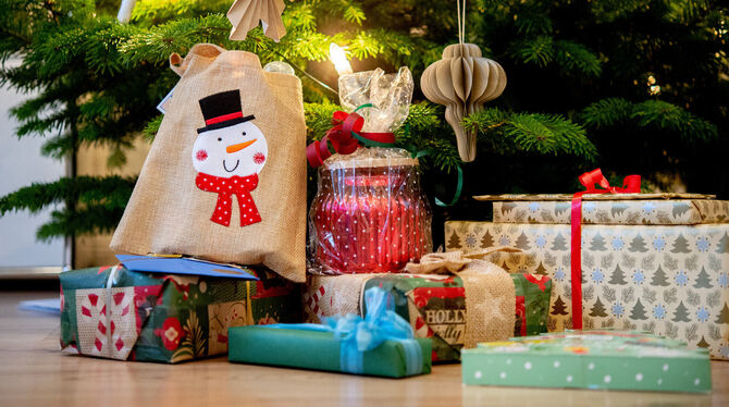 Die einen wichteln, die anderen arbeiten Wunschlisten ab - für die meisten ist aber klar: Geschenke gibt's am 24. Dezember, an H