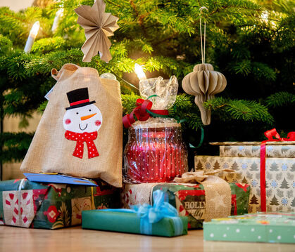 Die einen wichteln, die anderen arbeiten Wunschlisten ab - für die meisten ist aber klar: Geschenke gibt's am 24. Dezember, an H