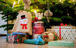 Die einen wichteln, die anderen arbeiten Wunschlisten ab - für die meisten ist aber klar: Geschenke gibt's am 24. Dezember, an H
