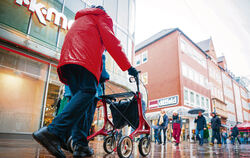 Reicht die Rente zum Leben? Ein Senior läuft durch eine Einkaufsstraße in Bremen.
