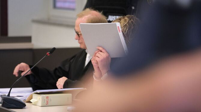 Gerichtsprozess - Totschlag an Neugeborenen Gerichtsprozess - Totschlag an Neugeborenen