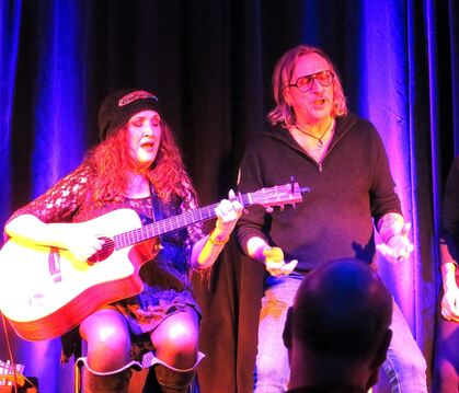 Clubkonzert im Glemser "Hirsch": Thomas Kuhn, besser bekannt als DTK, performt mit Anne Haigis und Susanne Back das "Whisky Lull