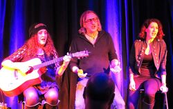 Clubkonzert im Glemser "Hirsch": Thomas Kuhn, besser bekannt als DTK, performt mit Anne Haigis und Susanne Back das "Whisky Lull