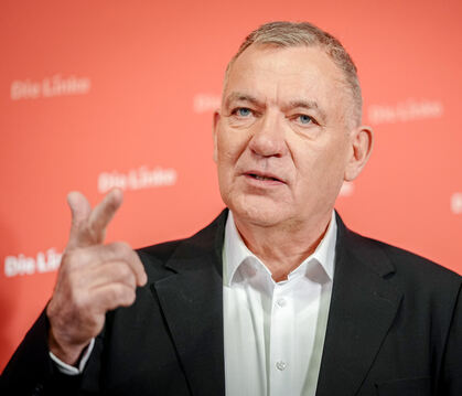 Jan van Aken, Parteivorsitzender der Partei Die Linke, findet, dass Arbeitnehmer durch Feiertage an den Wochenenden um ihre verd