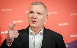 Jan van Aken, Parteivorsitzender der Partei Die Linke, findet, dass Arbeitnehmer durch Feiertage an den Wochenenden um ihre verd