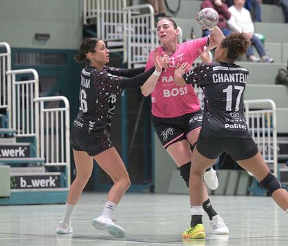 Die Tore der wurfgewaltigen Rückraumspielerin Gabriela Bitolo (Mitte) braucht die TuS Metzingen im Spiel gegen Oldenburg, um wi