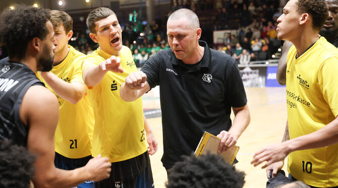 Trainer Henrik Sonko hatte zu Wochenbeginn nur fünf gesunde Spieler im Training zur Verfügung.