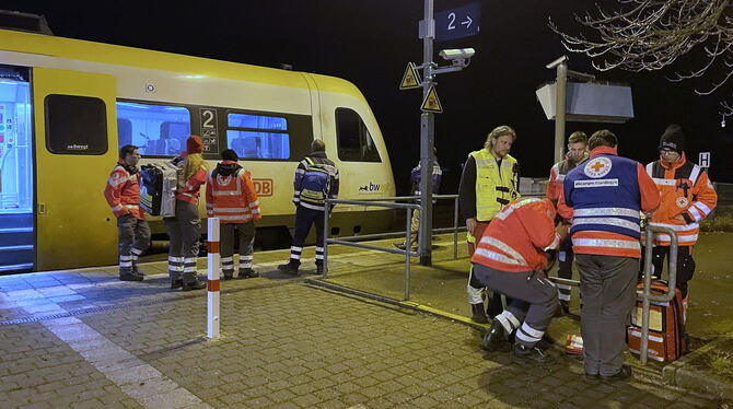 Rotkreuz-Helfer kümmern sich um Zugpassagiere