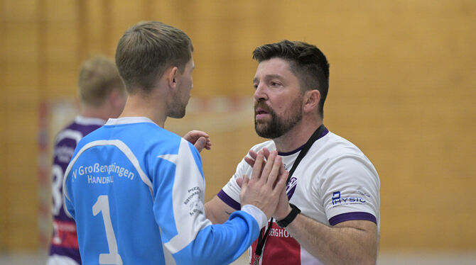 TVG-Trainer Tiago Azevedo (rechts) instruiert Torwart Simon Trostel. FOTOS: BAUR