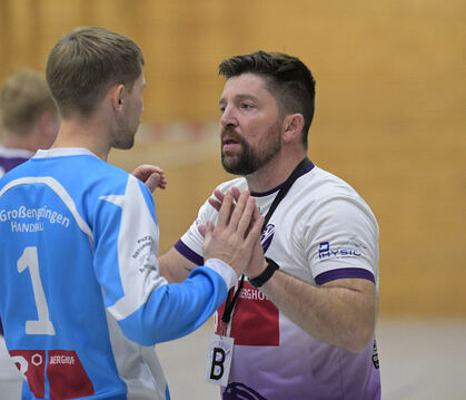TVG-Trainer Tiago Azevedo (rechts) instruiert Torwart Simon Trostel. FOTOS: BAUR