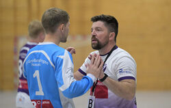 TVG-Trainer Tiago Azevedo (rechts) instruiert Torwart Simon Trostel. FOTOS: BAUR