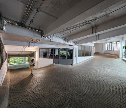 Die Kantgaragen waren, gemessen auch an heutigen Verhältnissen, sehr großzügig und aufwendig ausgeführt worden. Heute (Foto) ist