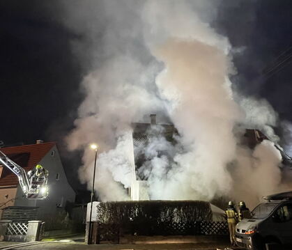 In Rauch gehüllt Das brennende Wohnhaus in Nehren FOTO MEYER