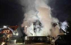 In Rauch gehüllt Das brennende Wohnhaus in Nehren FOTO MEYER