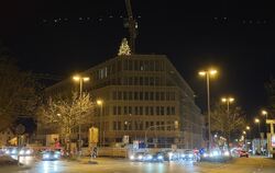 Wenn auf der Baustelle des neuen Landratsamtes nachts noch einzelne Lampen brennen, gibt es dafür gute Gründe.