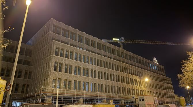 Neues Landratsamt Reutlingen bei Nacht Wenn auf der Baustelle des neuen Landratsamtes nachts noch einzelne Lampen brennen, gibt es dafür gute Gründe.