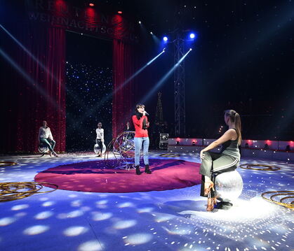 Sängerin Sandy Müller und Ballett-Tänzerinnen.