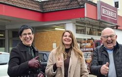 Helle Freude kurz vorm Fest: (von links) Metzingens OB Carmen Haberstroh, Filiz Dalkilic von der Liegenschaftsverwaltung der Sta