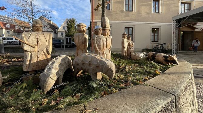 Aus gutem Holz geschnitzt: Die große Krippe vor dem Eninger Rathaus ist eine Station auf dem Advents- und Weihnachtsweg.