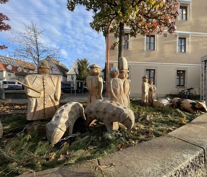 Aus gutem Holz geschnitzt: Die große Krippe vor dem Eninger Rathaus ist eine Station auf dem Advents- und Weihnachtsweg.
