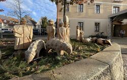 Aus gutem Holz geschnitzt: Die große Krippe vor dem Eninger Rathaus ist eine Station auf dem Advents- und Weihnachtsweg.
