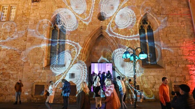 Verzauberte Stadt: Lichtkunst von Matthias Rapp auf der Fassade des Spitalhofs bei der Reutlinger Kulturnacht im September 2025.