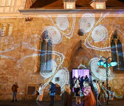 Verzauberte Stadt: Lichtkunst von Matthias Rapp auf der Fassade des Spitalhofs bei der Reutlinger Kulturnacht im September 2025.