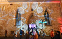 Verzauberte Stadt: Lichtkunst von Matthias Rapp auf der Fassade des Spitalhofs bei der Reutlinger Kulturnacht im September 2025.