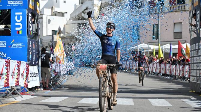 Der blaue Konfetti-Regen passt farblich genau zum Trikot seines Singer-KTM-Racing-Teams: Martin Frey gewinnt das Rennen im südit