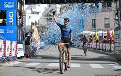Der blaue Konfetti-Regen passt farblich genau zum Trikot seines Singer-KTM-Racing-Teams: Martin Frey gewinnt das Rennen im südit