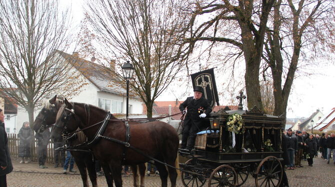 Robert Maier lenkt die einhundert Jahre alte Säulenkutsche.  FOTOS: WURSTER