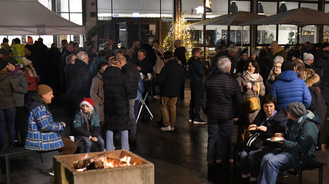 Gemütliches Zusammensein auf dem Löwensteinplatz – am Ende waren es einige Hundert, die sich zum Weihnachtsglühen der Bürgerstif