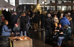 Gemütliches Zusammensein auf dem Löwensteinplatz – am Ende waren es einige Hundert, die sich zum Weihnachtsglühen der Bürgerstif