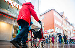 Reicht die Rente zum Leben? Ein Senior läuft durch eine Einkaufsstraße in Bremen.  FOTO: SCHULDT/DPA