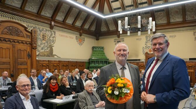 Landrat Dr. Ulrich Fiedler gratuliert Klaus Feistauer (links) zum neuen Amt nach der Wahl in der Kreistagssitzung.  FOTO: LANDRA