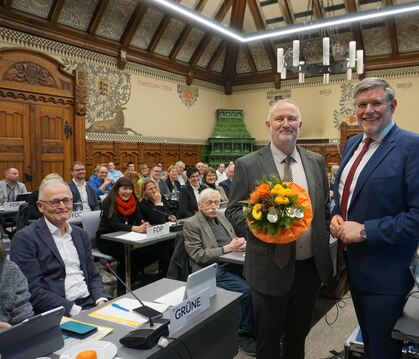Landrat Dr. Ulrich Fiedler gratuliert Klaus Feistauer (links) zum neuen Amt nach der Wahl in der Kreistagssitzung.  FOTO: LANDRA