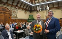 Landrat Dr. Ulrich Fiedler gratuliert Klaus Feistauer (links) zum neuen Amt nach der Wahl in der Kreistagssitzung.  FOTO: LANDRA
