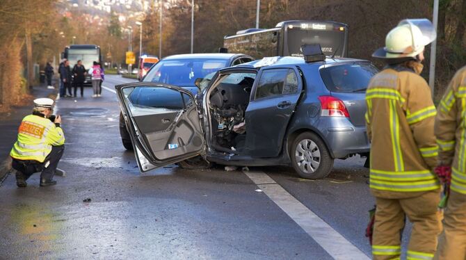 Kollision von Linienbus und Auto – mindestens ein Verletzter Kollision von Linienbus und Auto – mindestens ein Verletzter